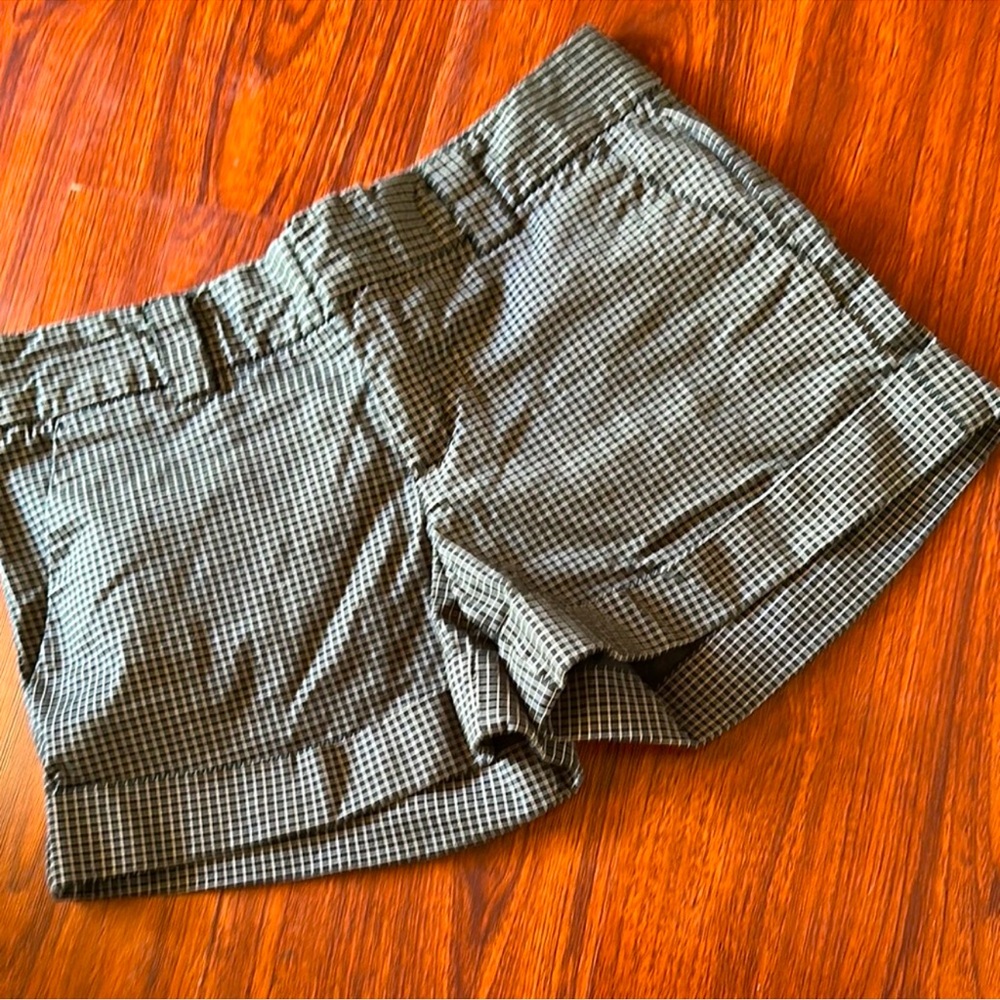 Calvin Klein Stylish Checkered Women's Shorts w front and back pockets size 8